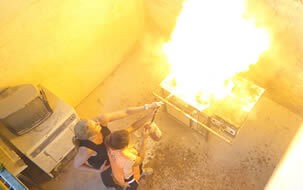 aeromoça-combate-ao-fogo